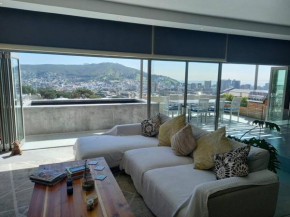 Vredehoek Townhouse with stunning views